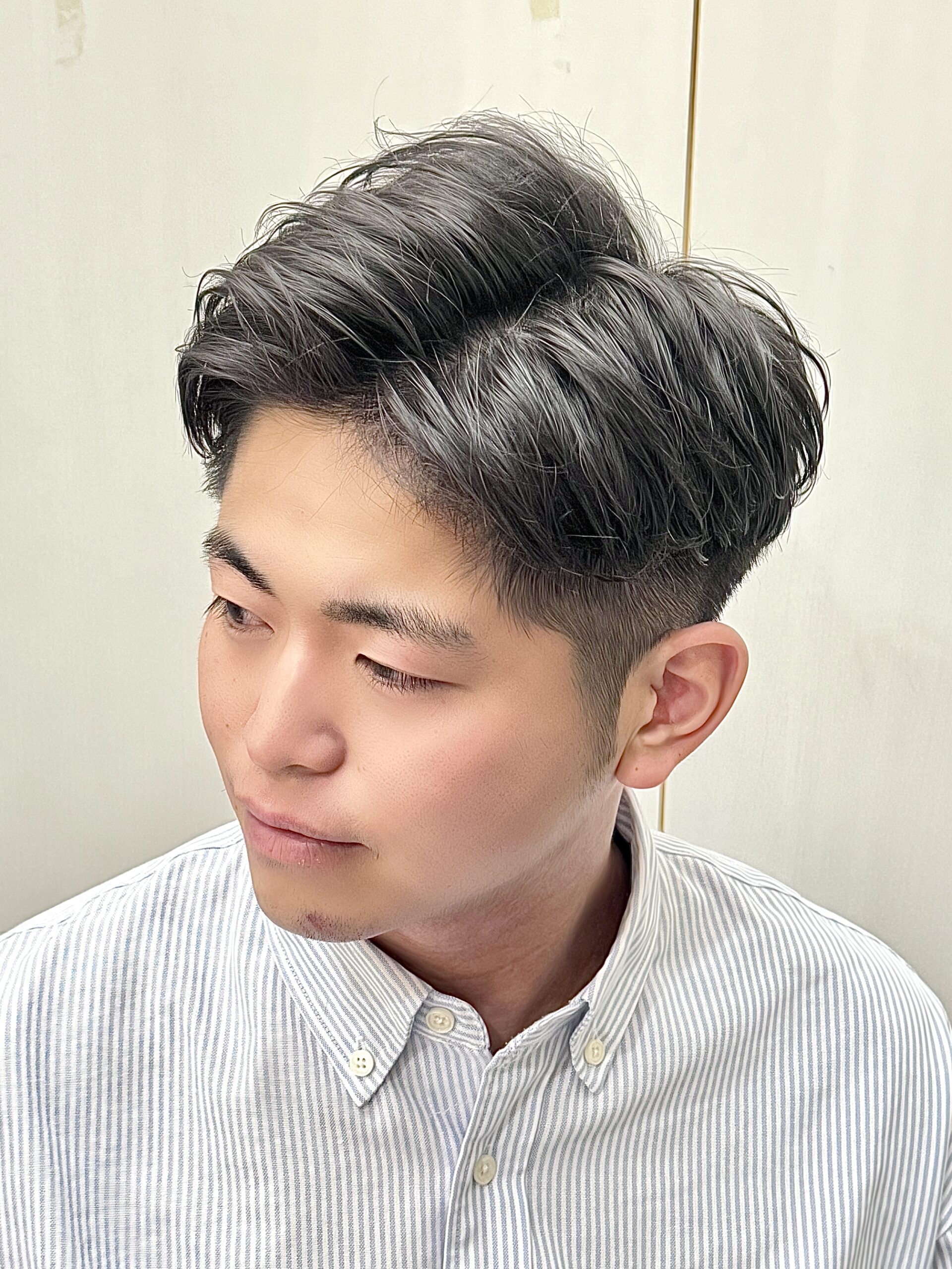 メンズビジネスショートナチュラルアイロンパーマ眉毛カット黒髪