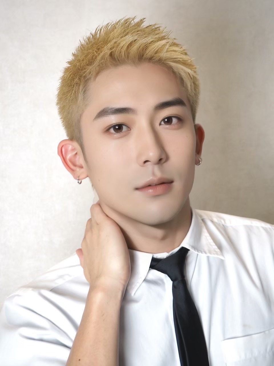男のワイルドアップバングビジカジショート