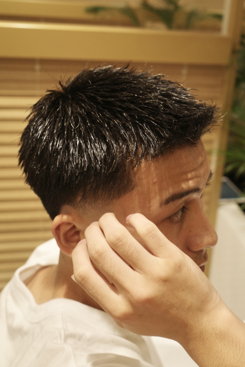 テーパーフェードスパイキーフェザーアップバングショート