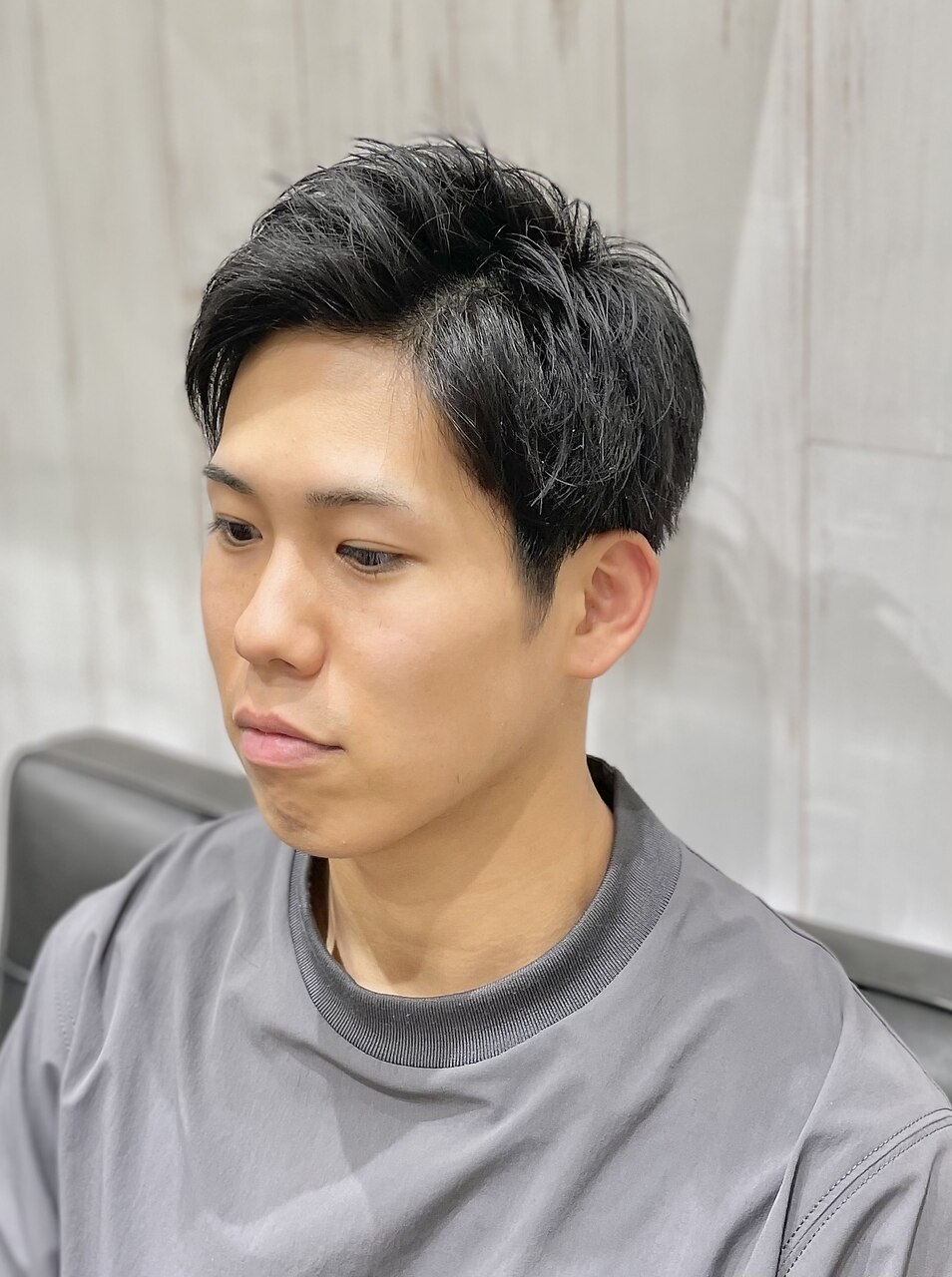 メンズ刈り上げツーブロック爽やかアップバングスタイル