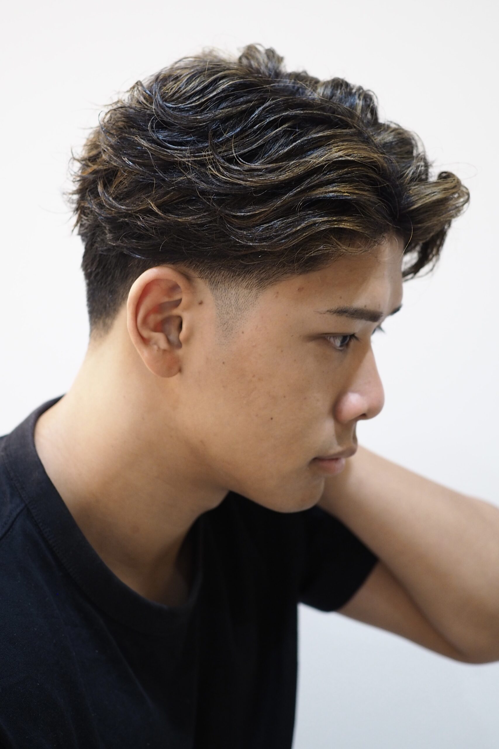 外国人風刈り上げハイライトかき上げフェザーパーマ