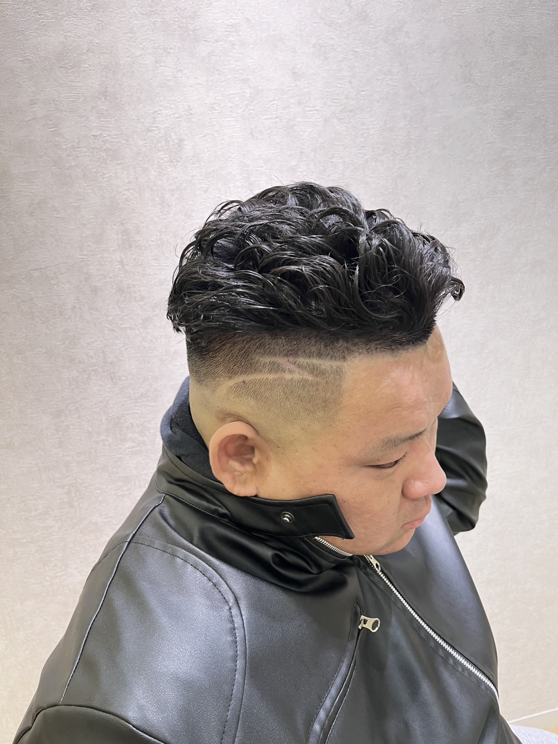 オールバックで決まるスキンフェードパーマ