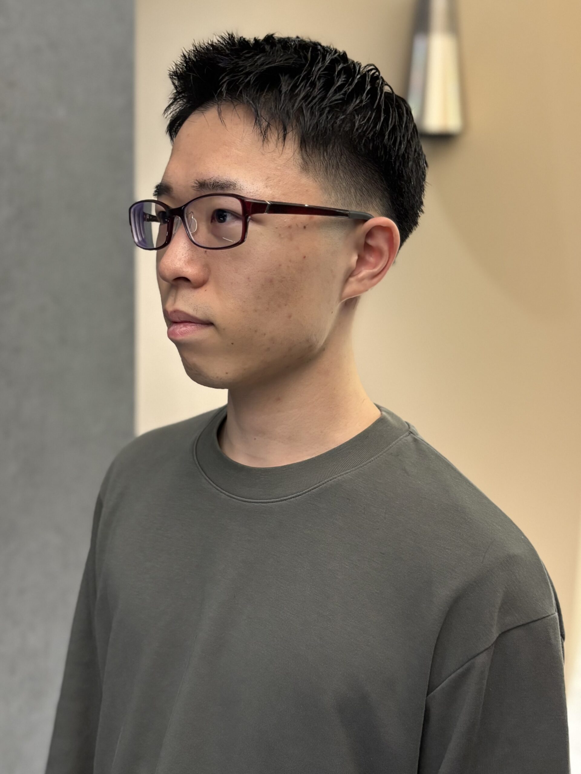 メンズベリーショート刈り上げアップバングスタイル