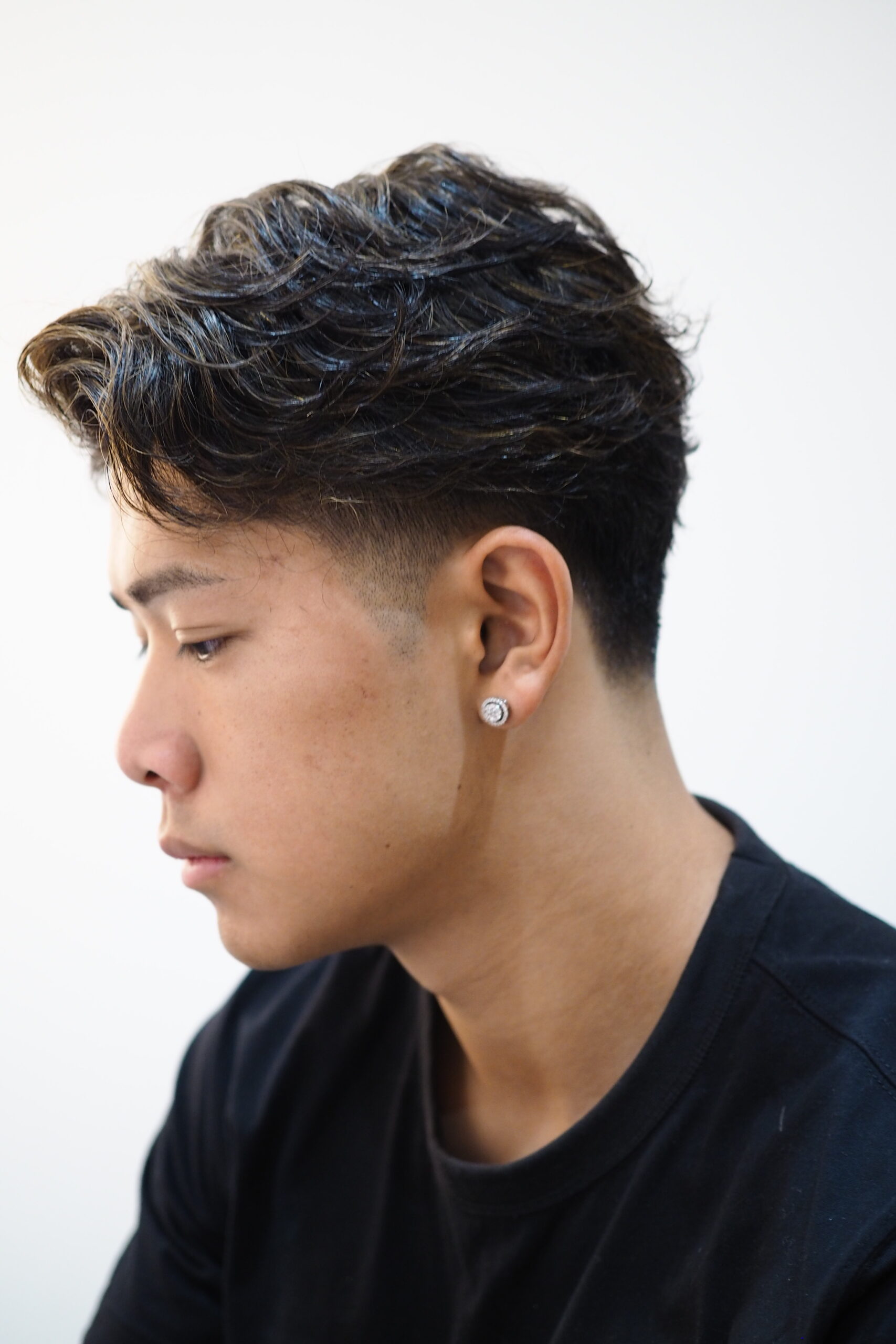 刈り上げツーブロセンターパート毛流れパーマ