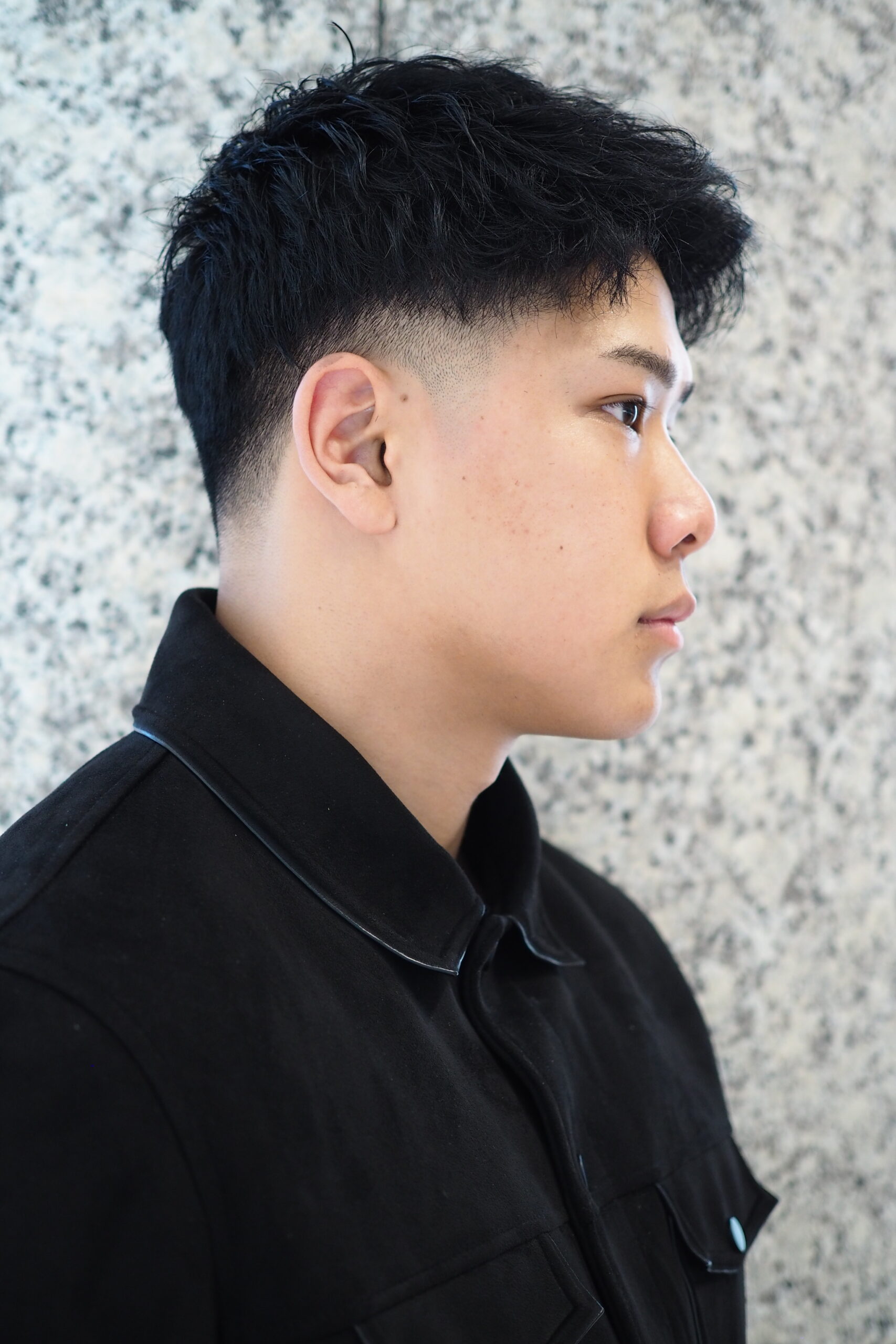 短髪黒髪無造作束感刈り上げアップバングローフェード