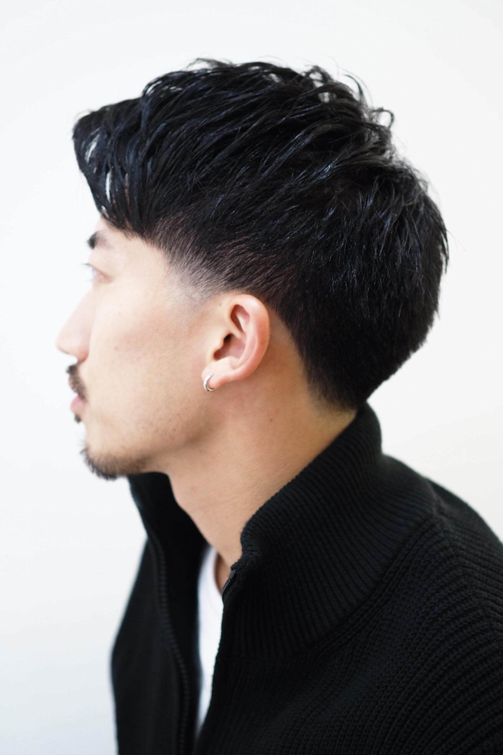 黒髪爽やかアップバングテーパーフェードバーバー