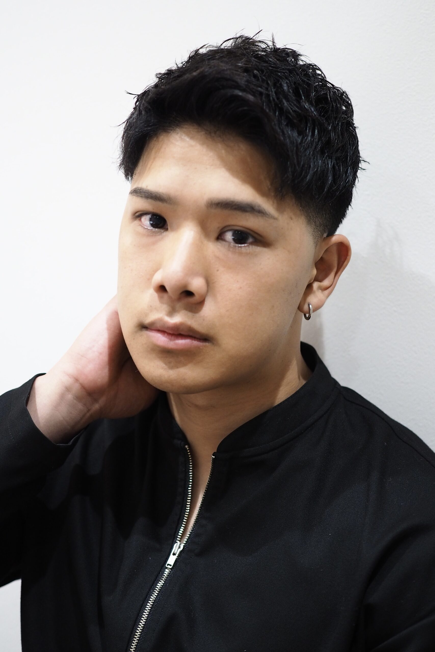 黒髪短髪ビジカジツーブロ刈り上げ