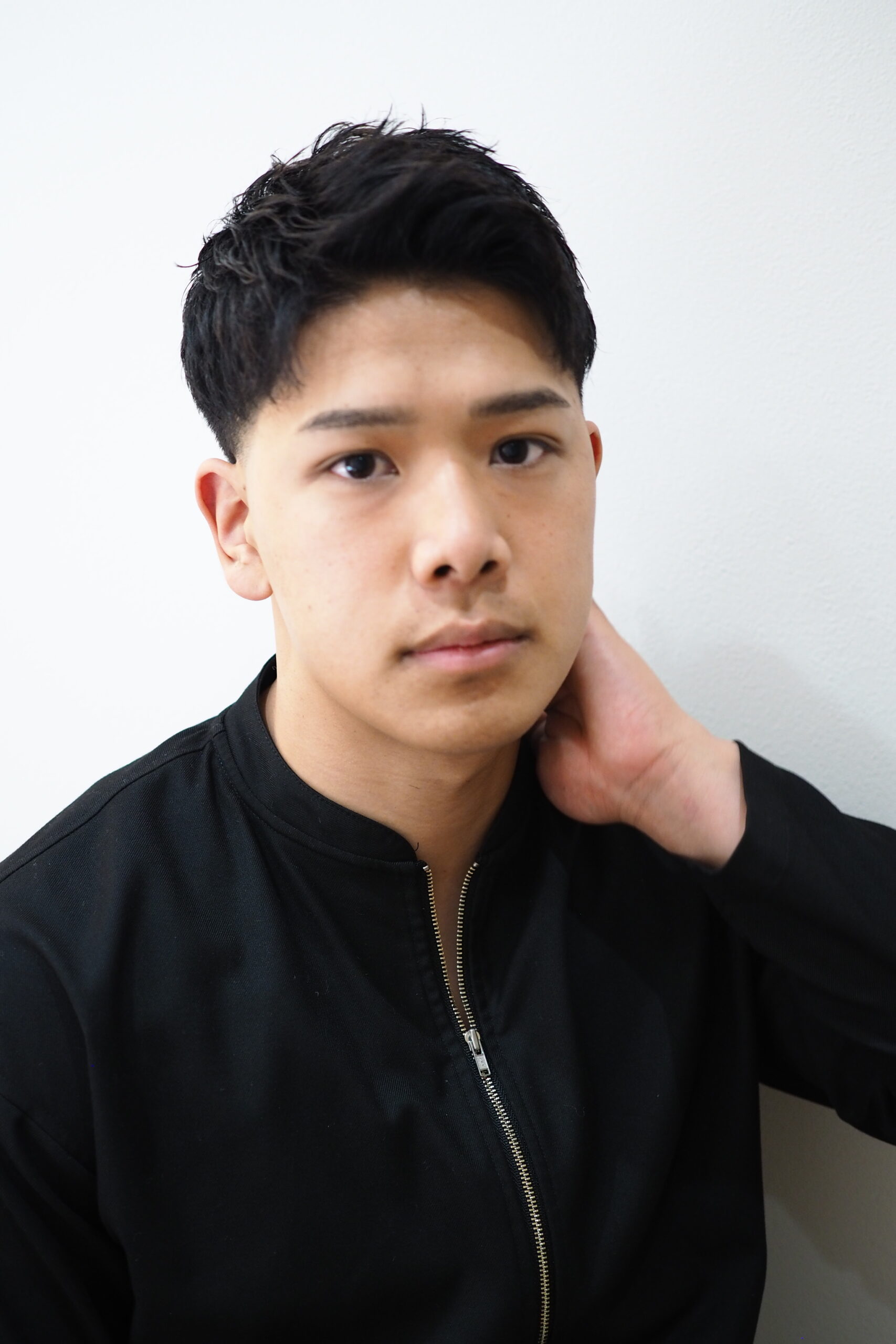 黒髪短髪爽やかビジカジツーブロ刈り上げ