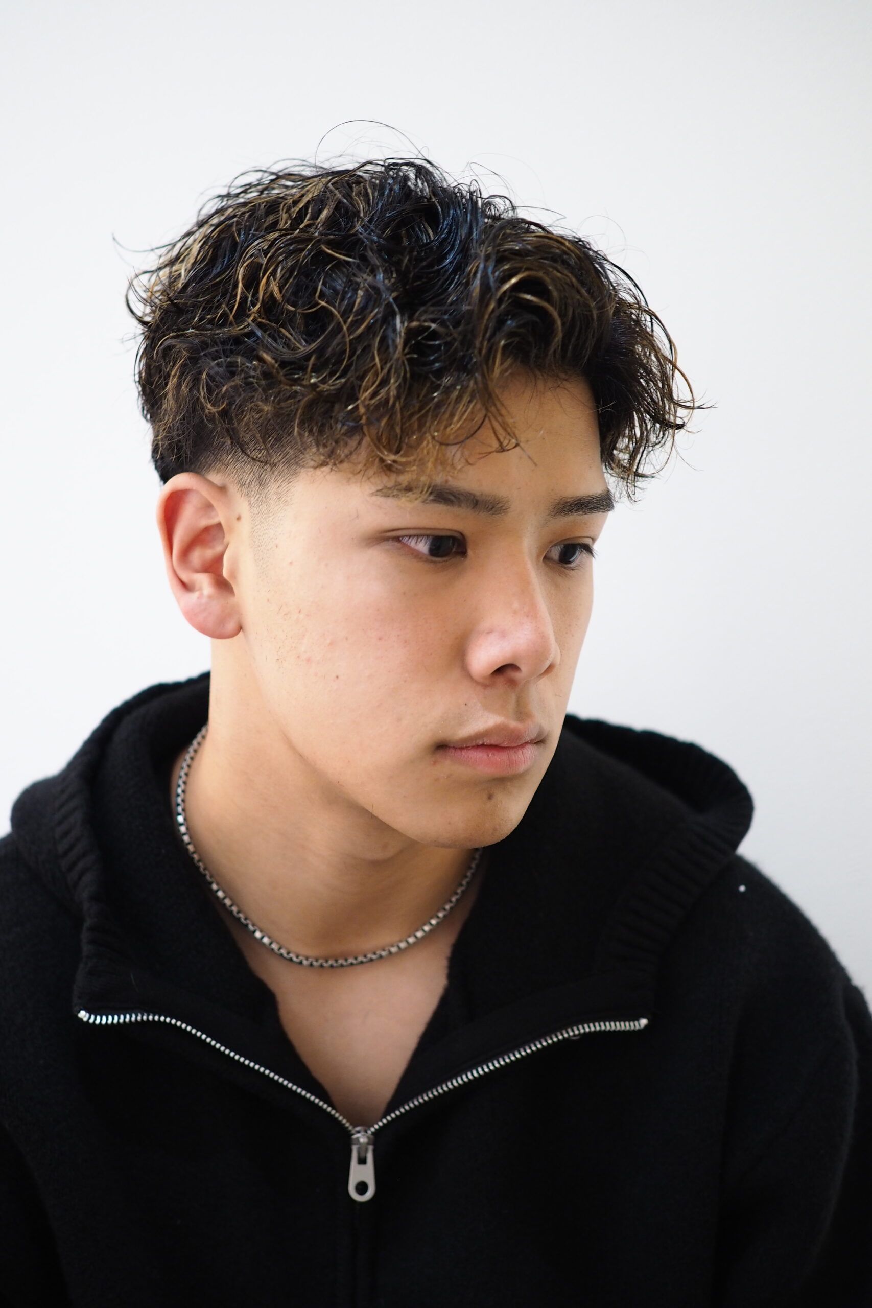 センター分けツーブロ刈り上げツイストパーマ