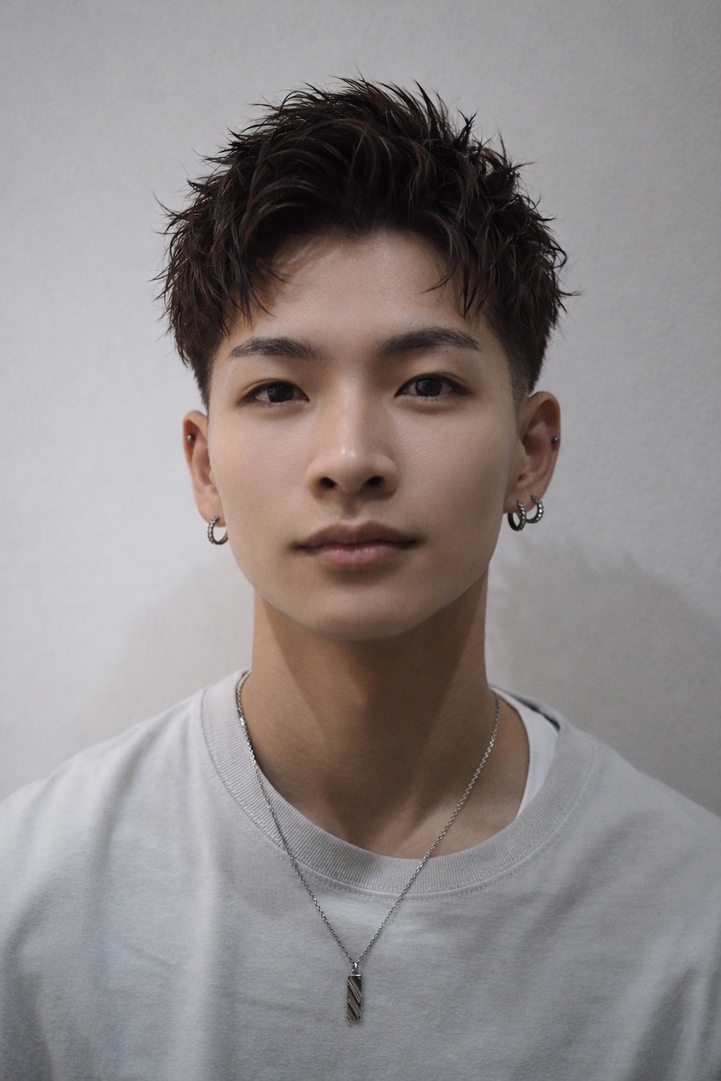 爽やかアップバングセンターパートツーブロ刈り上げ