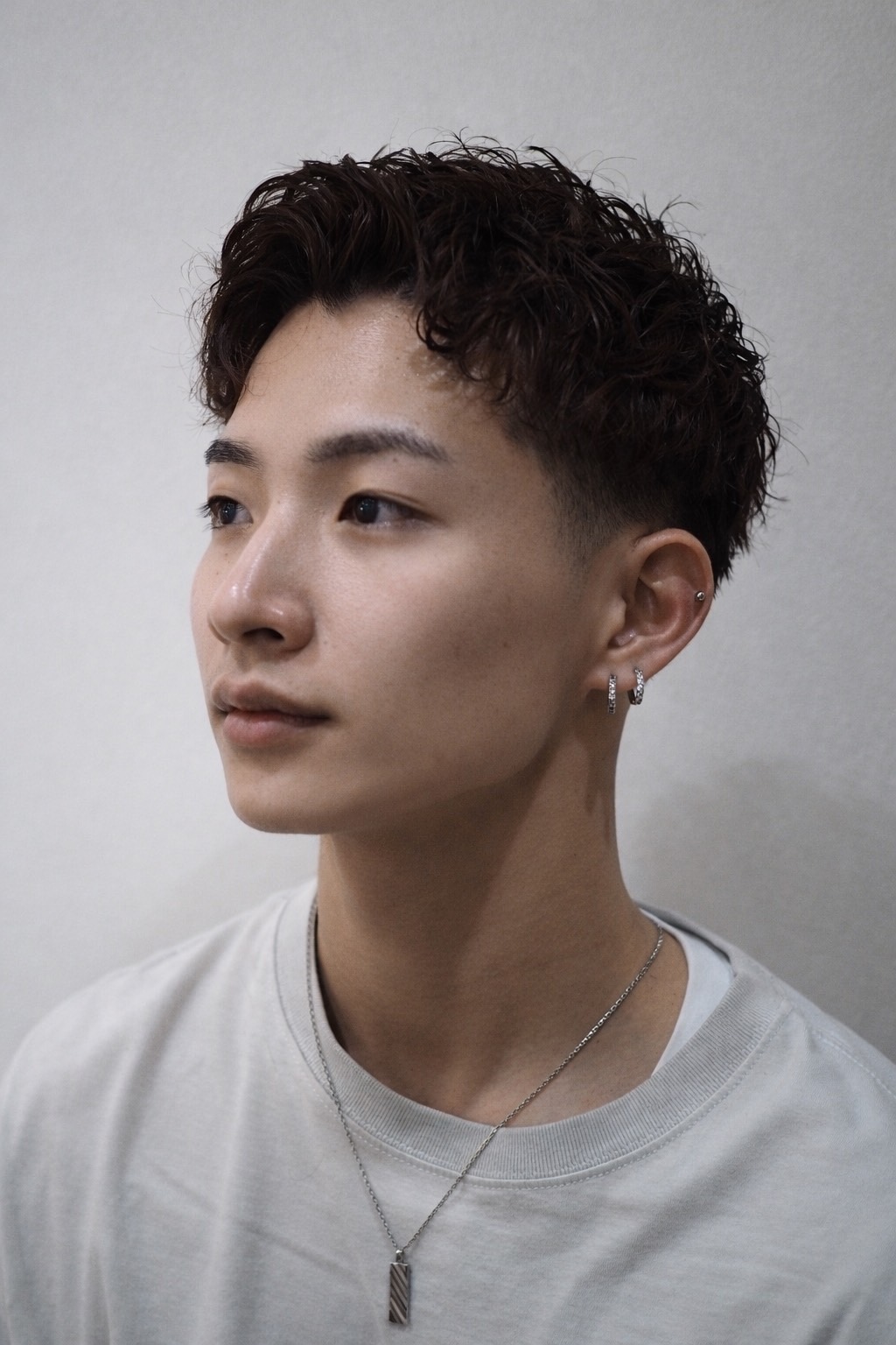 短髪無造作束感アップバング仏陀パーマテーパーフェード